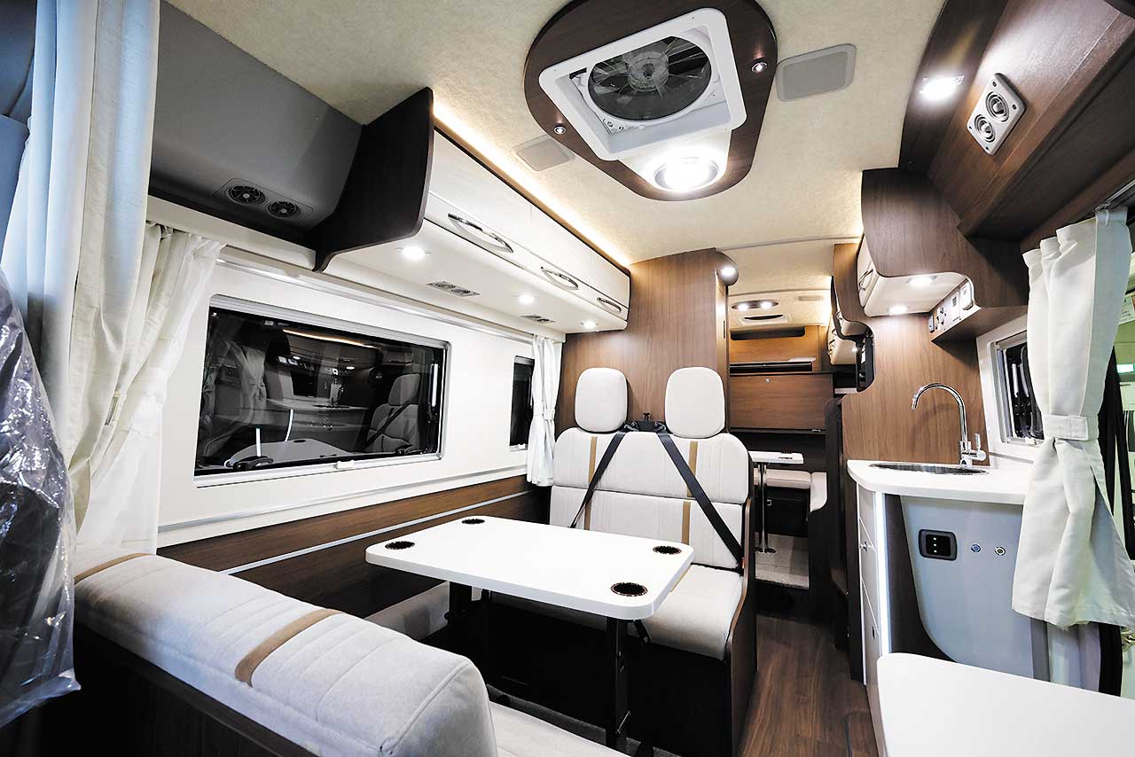 ランドホーム コースター（車両本体価格：16.280.000円（税込み）〜）