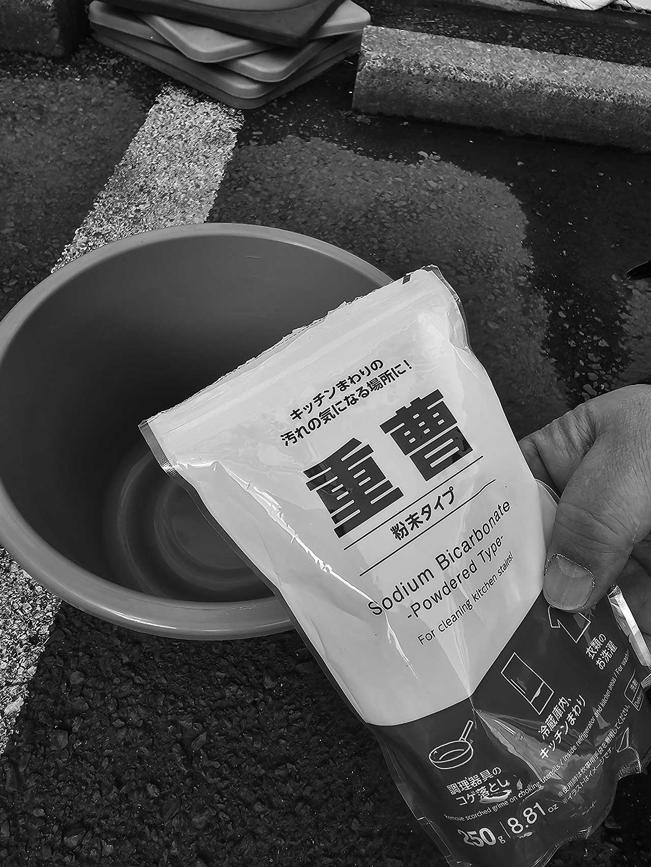 ここからがポイント。ニオイの発生源の防止や汚れ落としに最適な重曹を用意。希釈は１ℓの水に対し、大さじ３杯を目安に使用する。