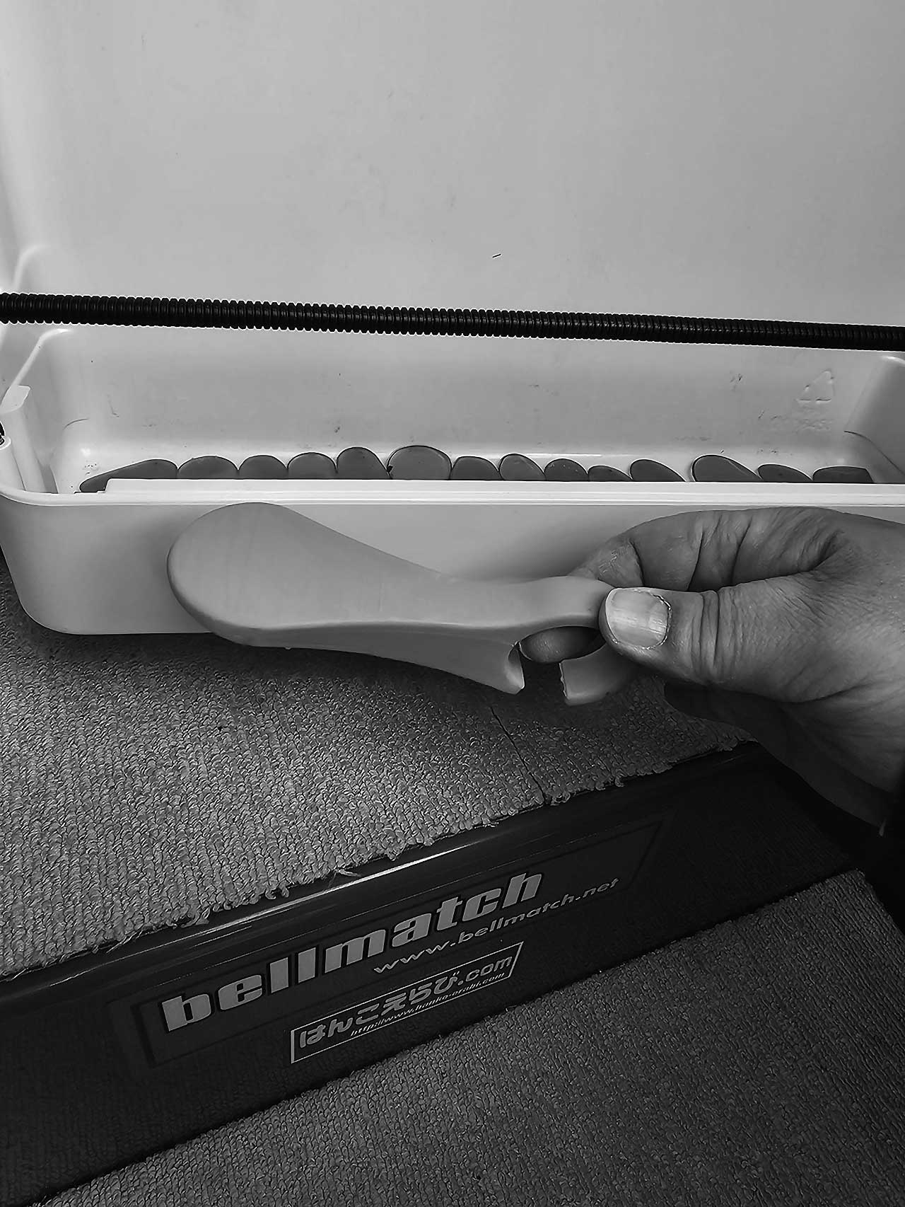 ワンコインショップでも入手できるドアストッパーを用意。