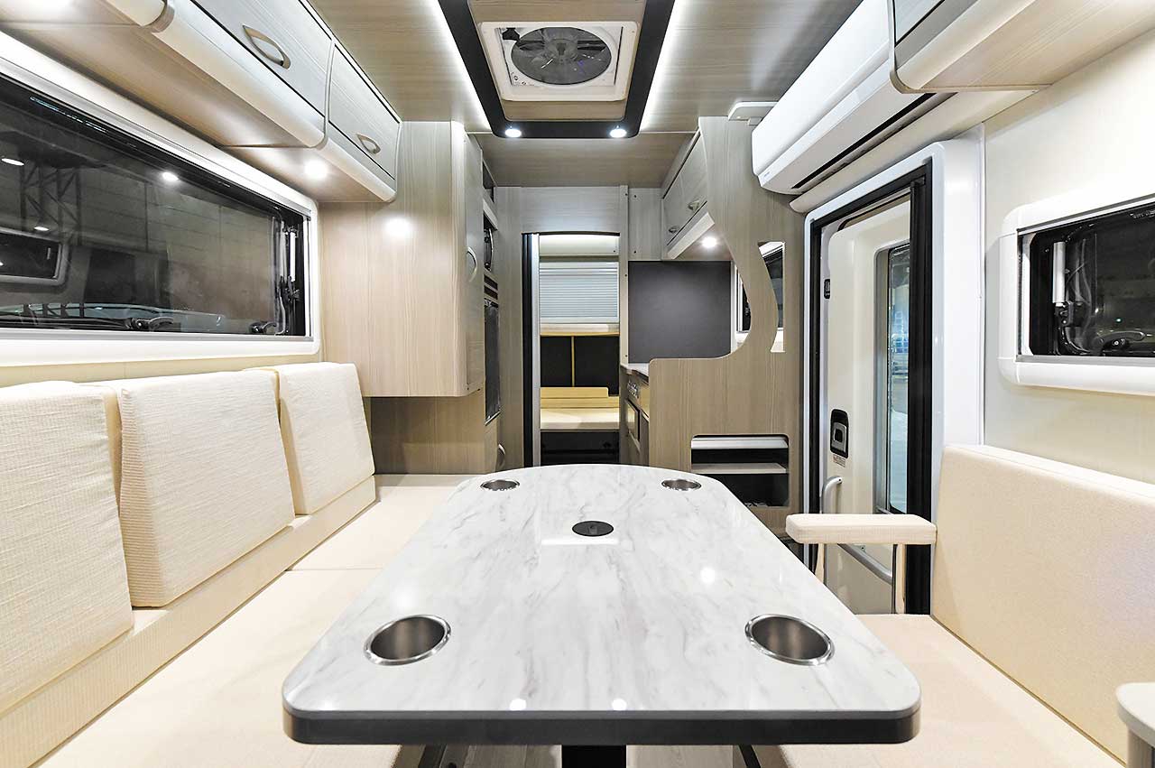 アストラーレ トリアス480 （車両本体価格：9,878,000円（税込）〜）