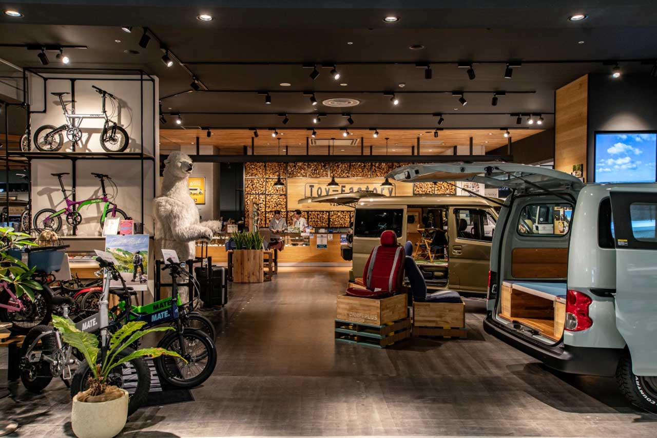 トイファクトリー土岐店、2025年4月25日にリニューアルオープン！輸入キャンピングカーやCRAFTPLUSブランドの展示・販売を強化-店舗内装