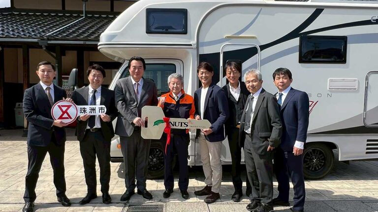 【能登半島地震支援】ナッツRV、珠洲市へキャンピングカーと義援金134万円を寄贈｜贈呈式で市長が感謝の言葉