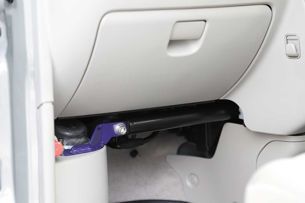 運転席から助手席側に装着された、ストラットタワーバー。