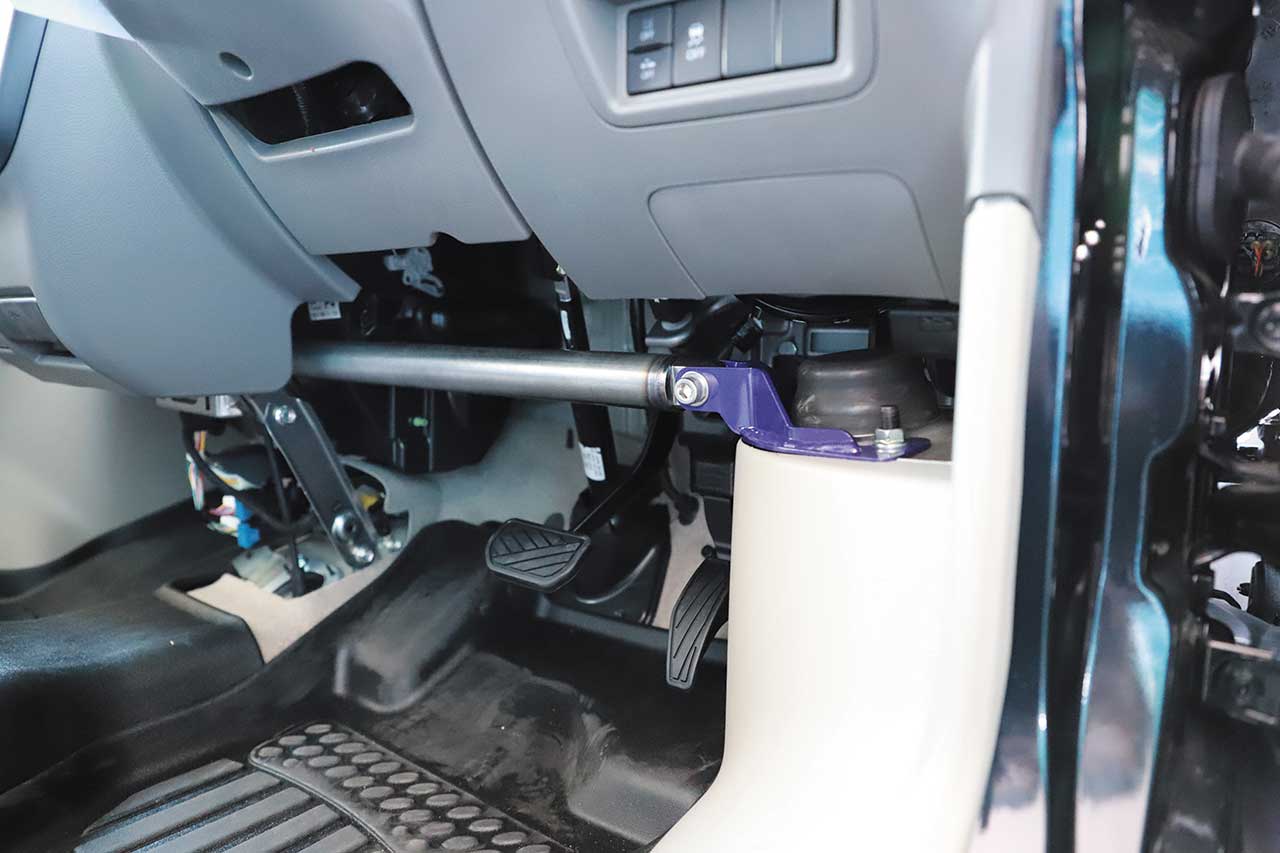 運転席から助手席側に装着された、ストラットタワーバー。