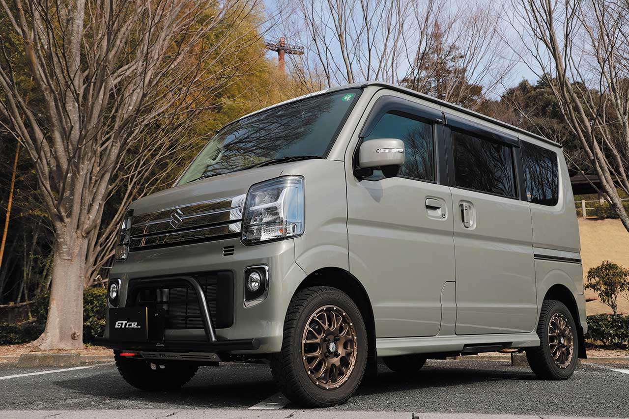DA17Wに1インチアップキットを装着。ホイールは、Weds MUD VANCE08(MAT BRONZE)14×4.5J+45。タイヤはYOKOHAMA GEOLANDAR X-AT(165/65R14)。