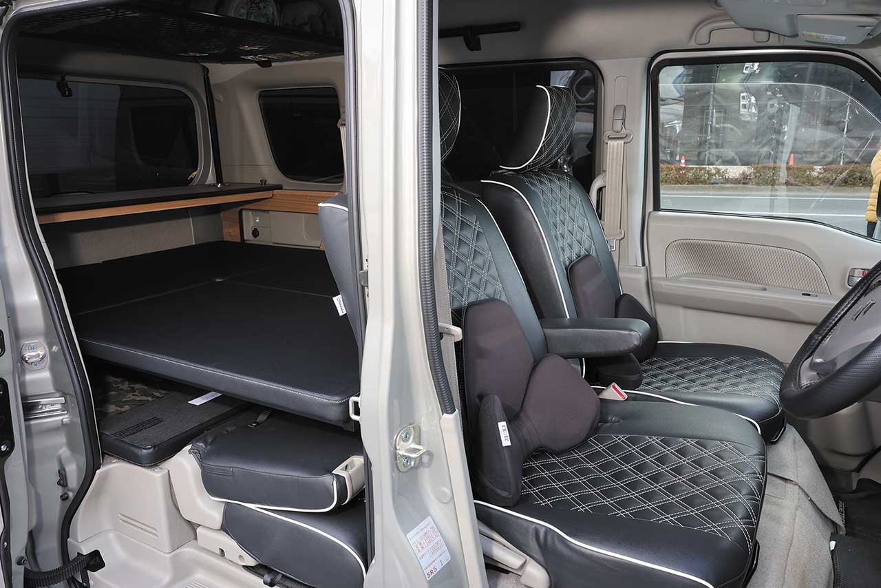 荷室にはベッドキットを、運転席＆助手席にはシートカバーを装備。