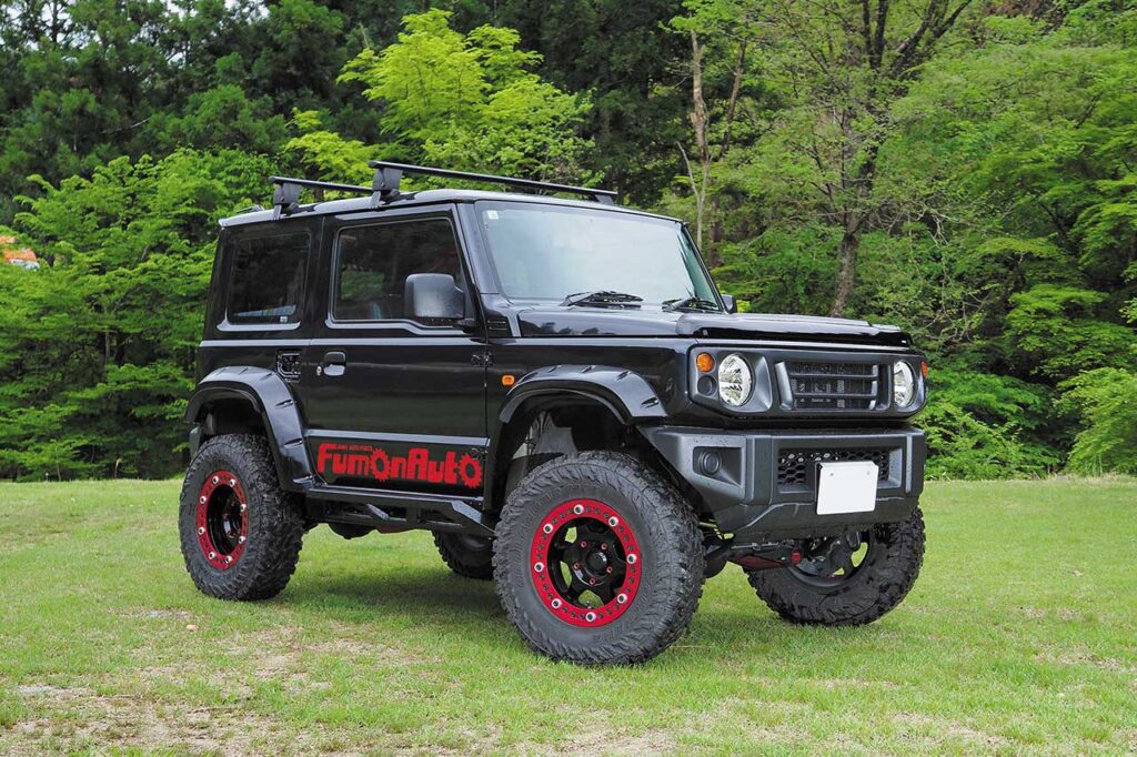 ブラックとレッドでまとめた『クロニー』。フモンオート製サスペンションを装着し、245/75R16サイズの大径タイヤを無理なく履かせている。間近で見ると圧倒されるビッグフォルムだ。