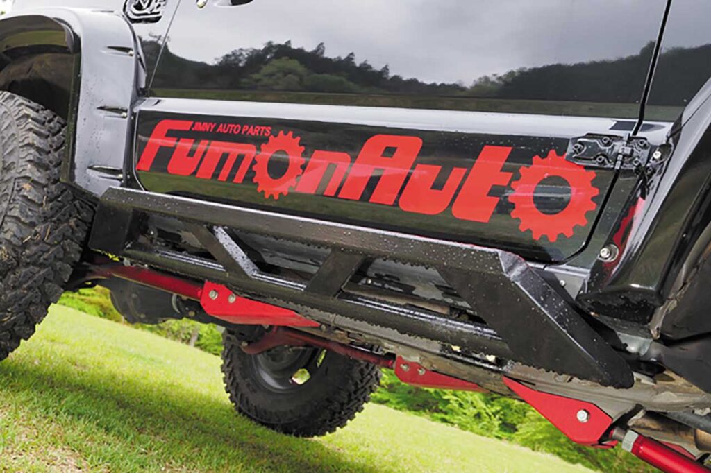 フモンオートでワンオフ製作したロックスライダー。角パイプをベースとしており、とても強固に作られている。