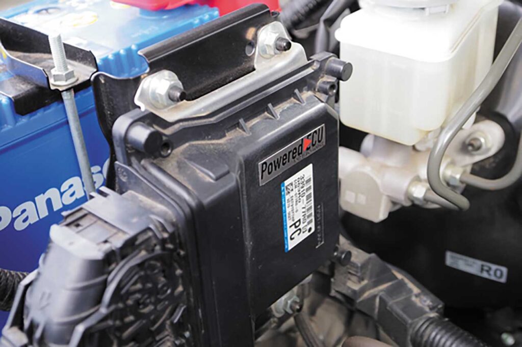 タイヤの大径化に伴い『Powered ECU spec1 レギュラー仕様』に書き換えてパワー&トルクアップ。