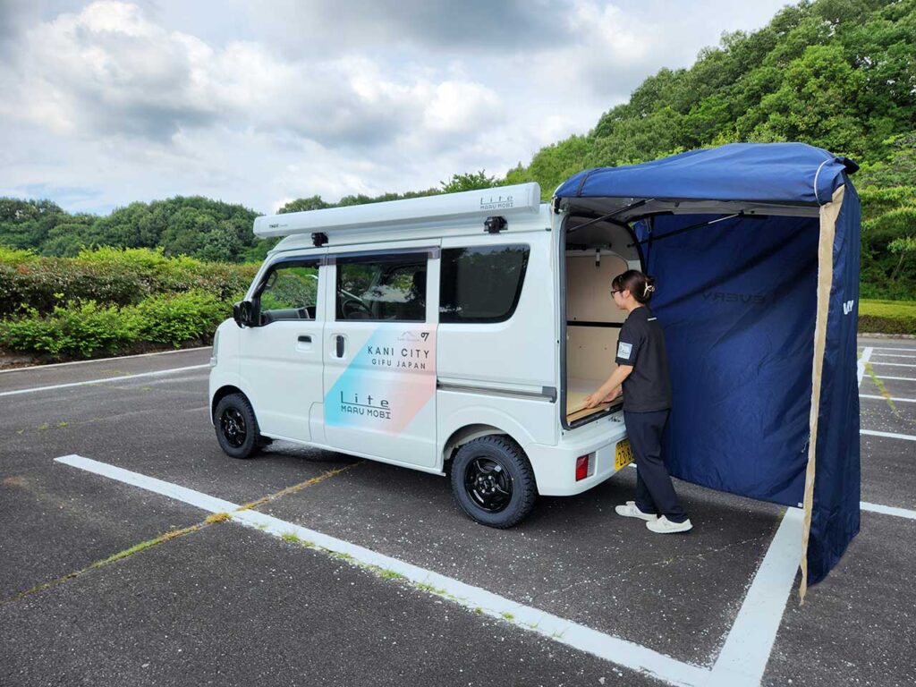 軽バンが“くるまシェルター”に変身!「MARU MOBI Lite」が自治体・被災地支援の新定番に