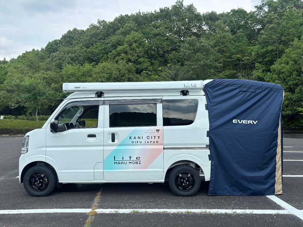 軽バンが“くるまシェルター”に変身!「MARU MOBI Lite」が自治体・被災地支援の新定番に