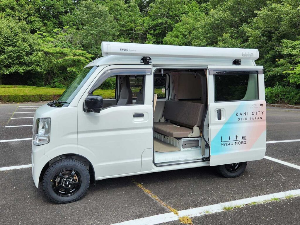 軽バンが“くるまシェルター”に変身!「MARU MOBI Lite」が自治体・被災地支援の新定番に