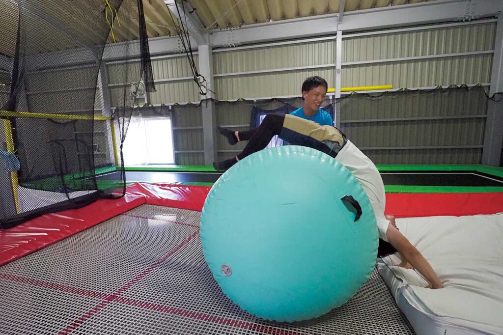 バク宙前に補助器具を使用して挑戦-1