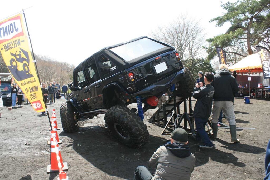 「犬ション」で“高さ番長”を競う