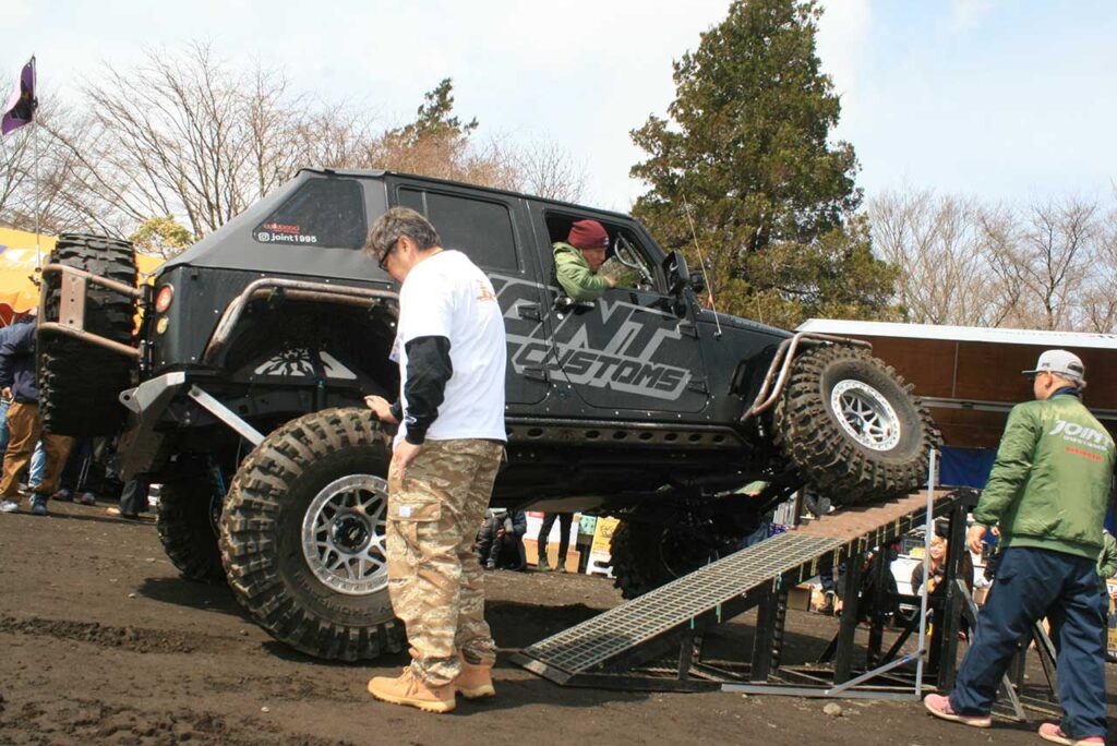 「犬ション」で“高さ番長”を競う