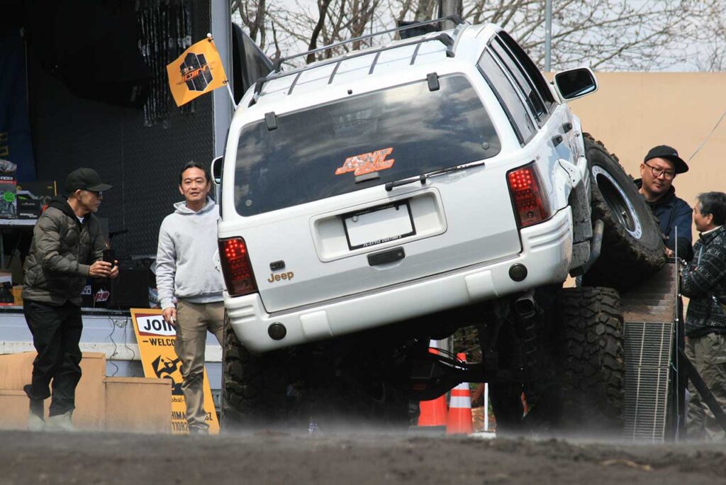 「犬ション」で“高さ番長”を競う