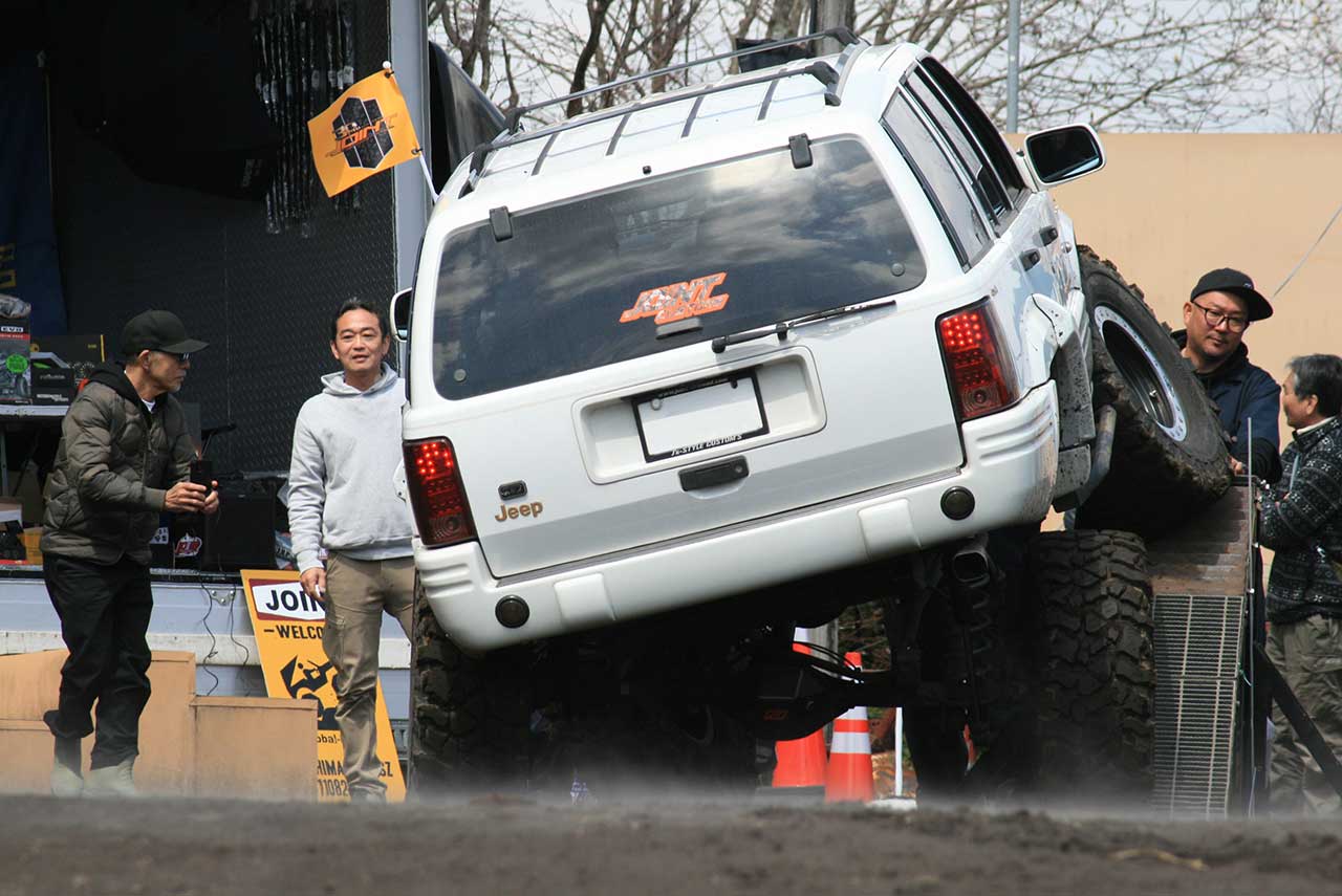 「犬ション」で“高さ番長”を競う
