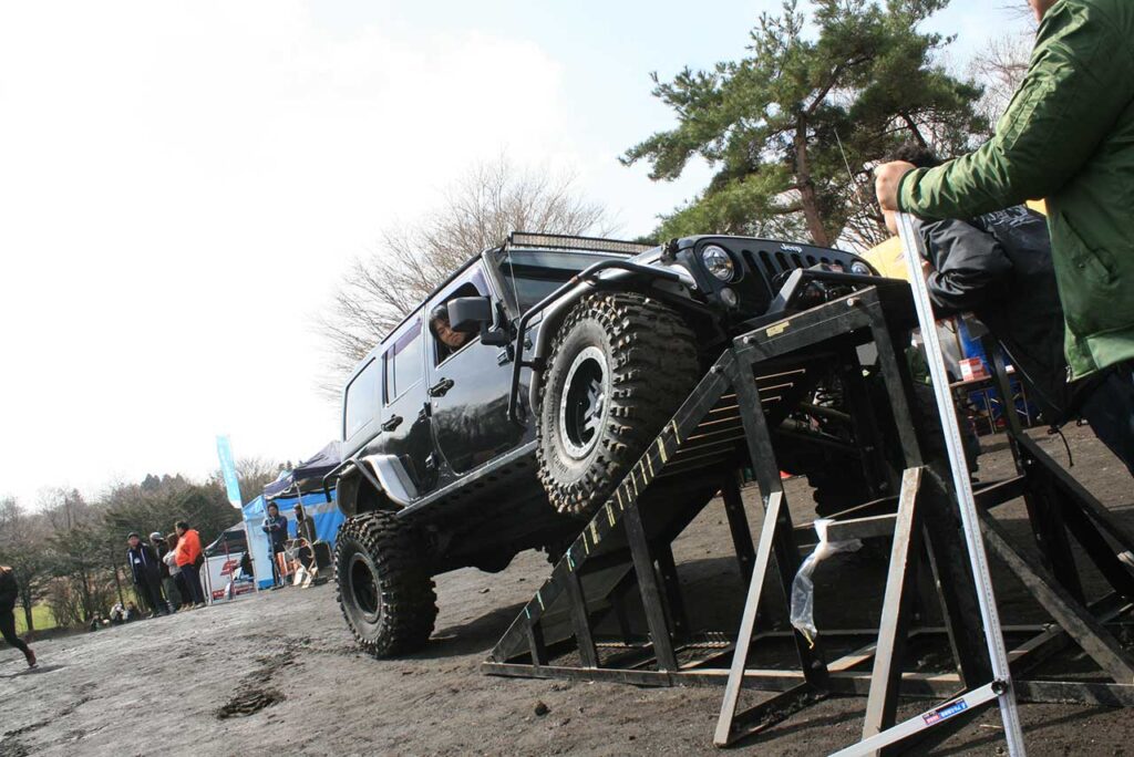 「犬ション」で“高さ番長”を競う