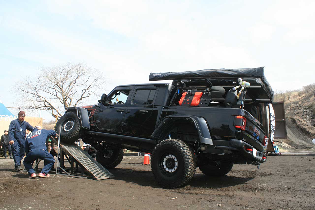 「犬ション」で“高さ番長”を競う