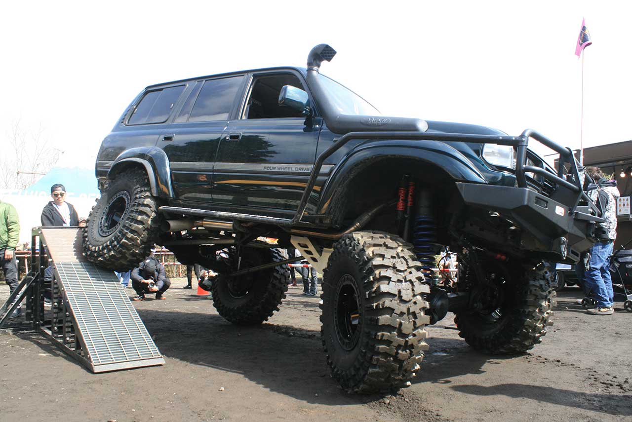 「犬ション」で“高さ番長”を競う