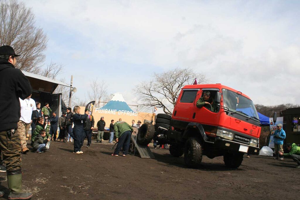 「犬ション」で“高さ番長”を競う