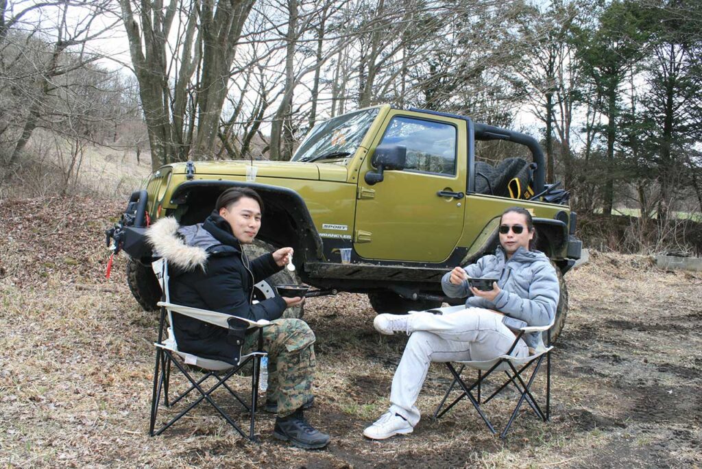 浅野圭亮さん（写真左）　車種：JKラングラー/ジープ歴：３年