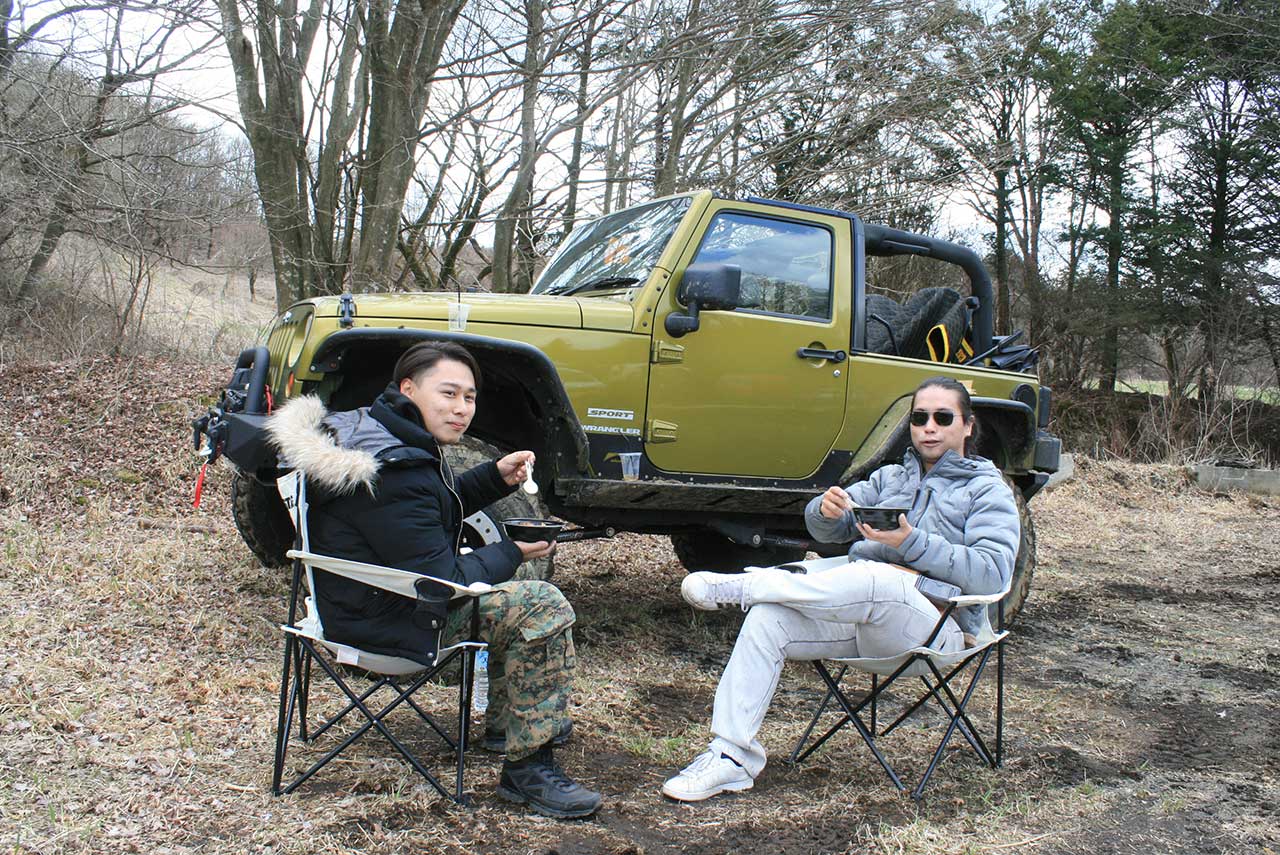 浅野圭亮さん（写真左）　車種：JKラングラー/ジープ歴：３年