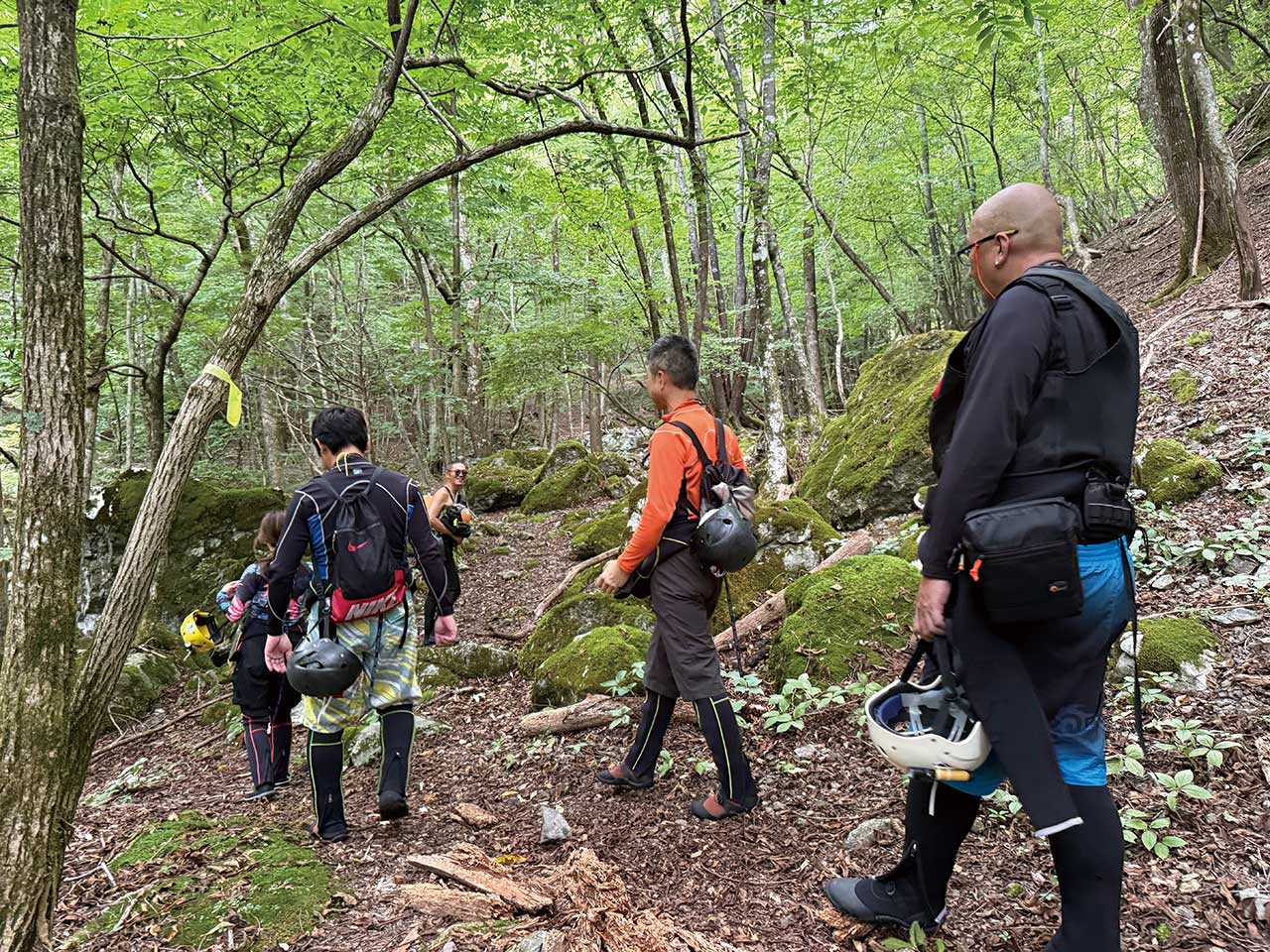 道なき道ではなく、本当に道がない これはただの山岳登山だ。