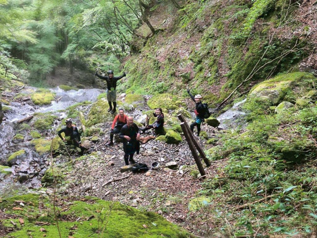 山歩き中の昼食タイム。ガイドの説明は、ここまでが平地。ここからが登山。