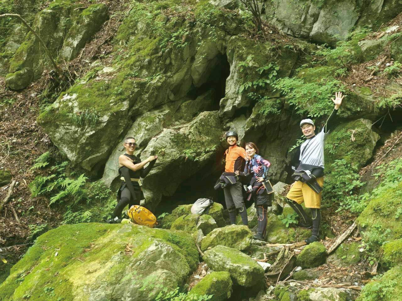 ようやく洞窟の入口に到着。滝の上の入り口は湧き水が湧いている場所だ。