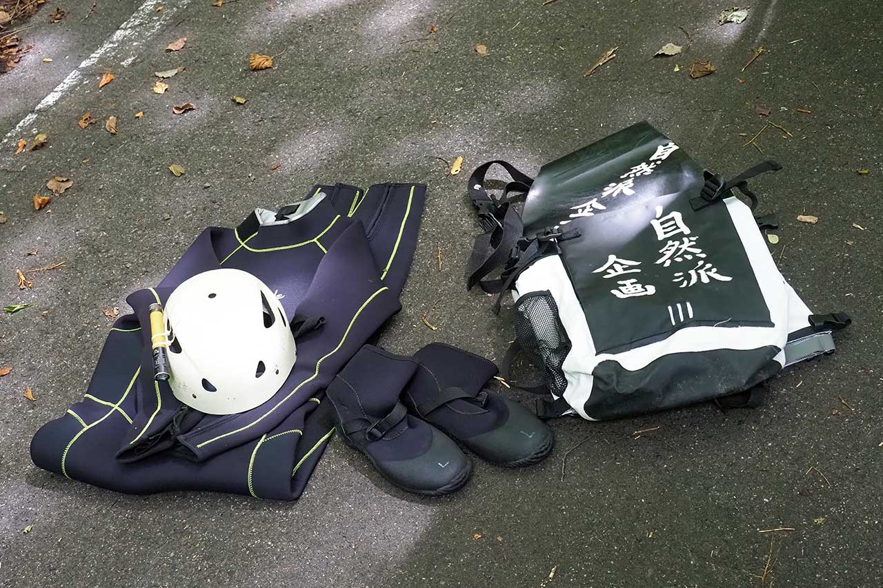 ヘルメット、ソックス、ウェットスーツ、携行バックはレンタルが可能だ。