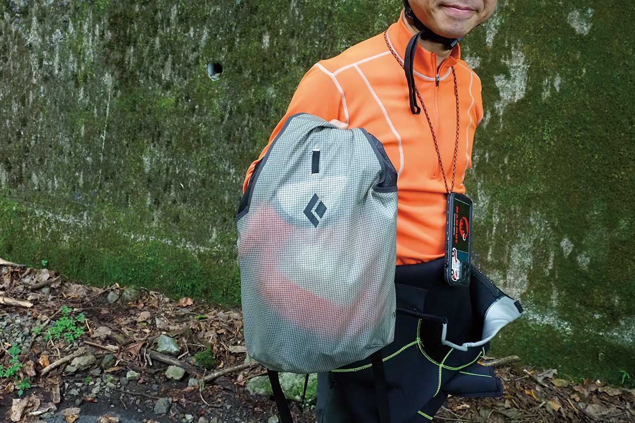 携行食などを入れるリュック。防水仕様のエアーが抜けるタイプがおすすめ。