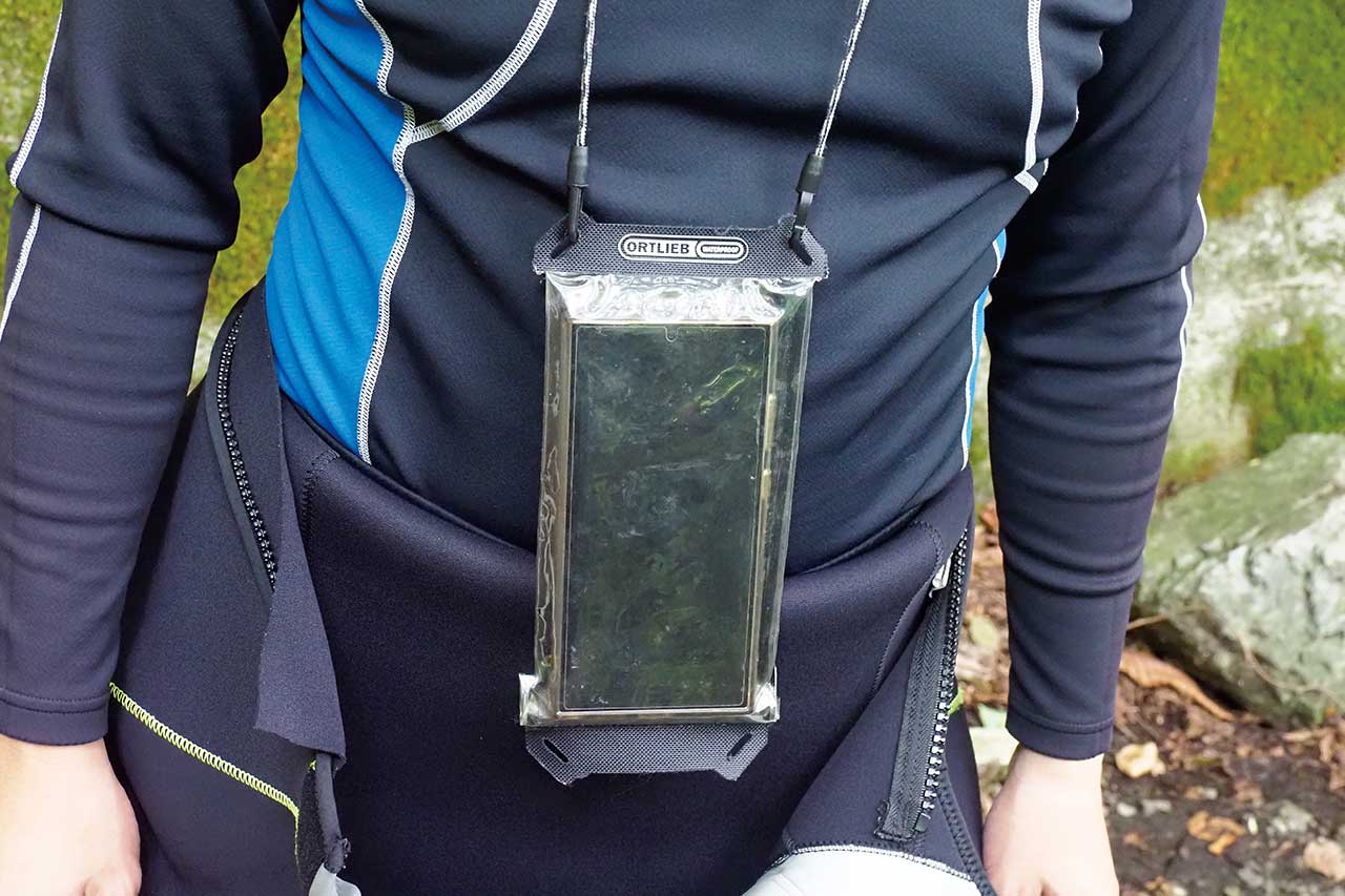 落とさないようにする為の携帯ケースがあると良い。落とすとかなり厳しい。