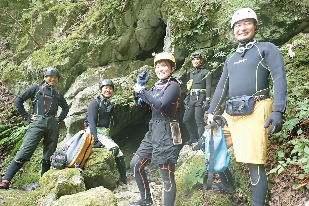 大はしゃぎの門田氏 水温7度の別世界！