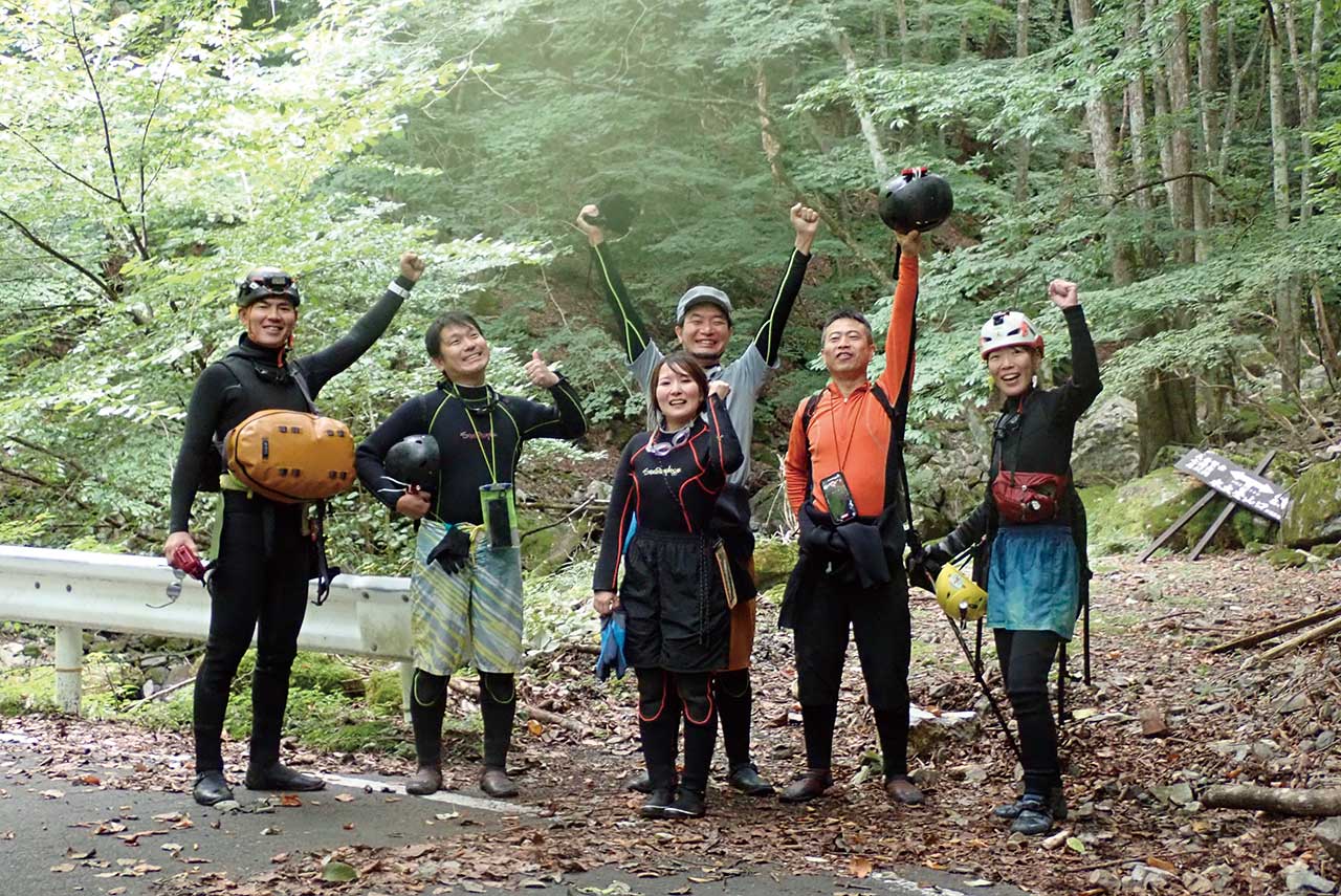 まず洞窟まで険しい山道をひたすら歩く