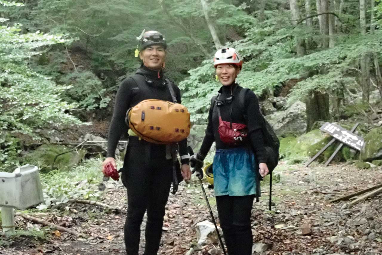 ジムニーでアウトドアスポーツ!!第49回 ケイブスイミング編  ADVISOR （有）自然派企画　長谷川代表（左）まるちゃん（右）