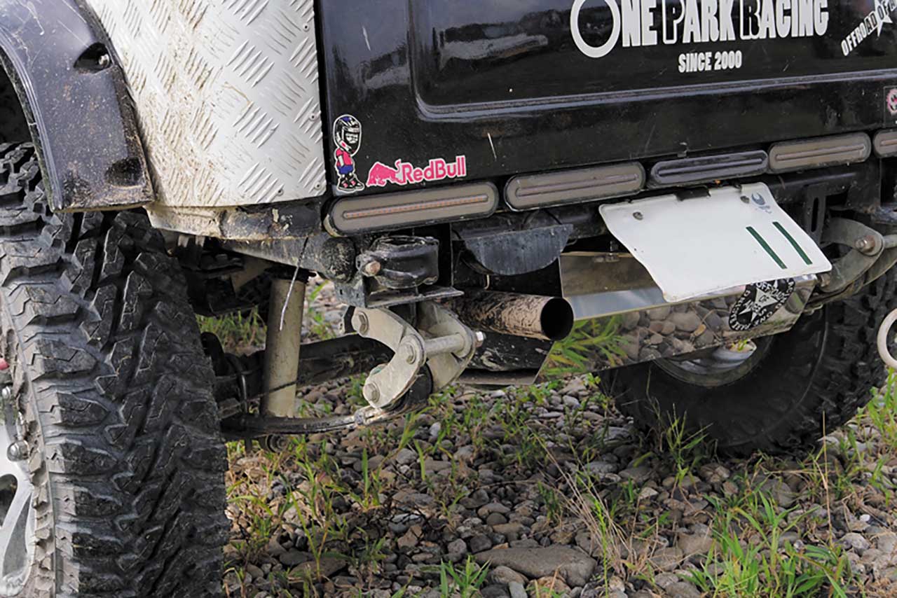 チームで試行錯誤しながらDIYで作り込んだJA11。前後に折れるタイプのシャックルを装着し、絶対的なストロークを確保した仕様だ。