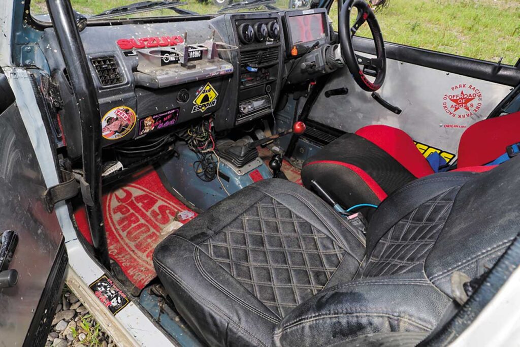 ドライビングに特化した形で様々なアイテムが装備されている。運転席はバケットタイプのシートに交換済みだ。