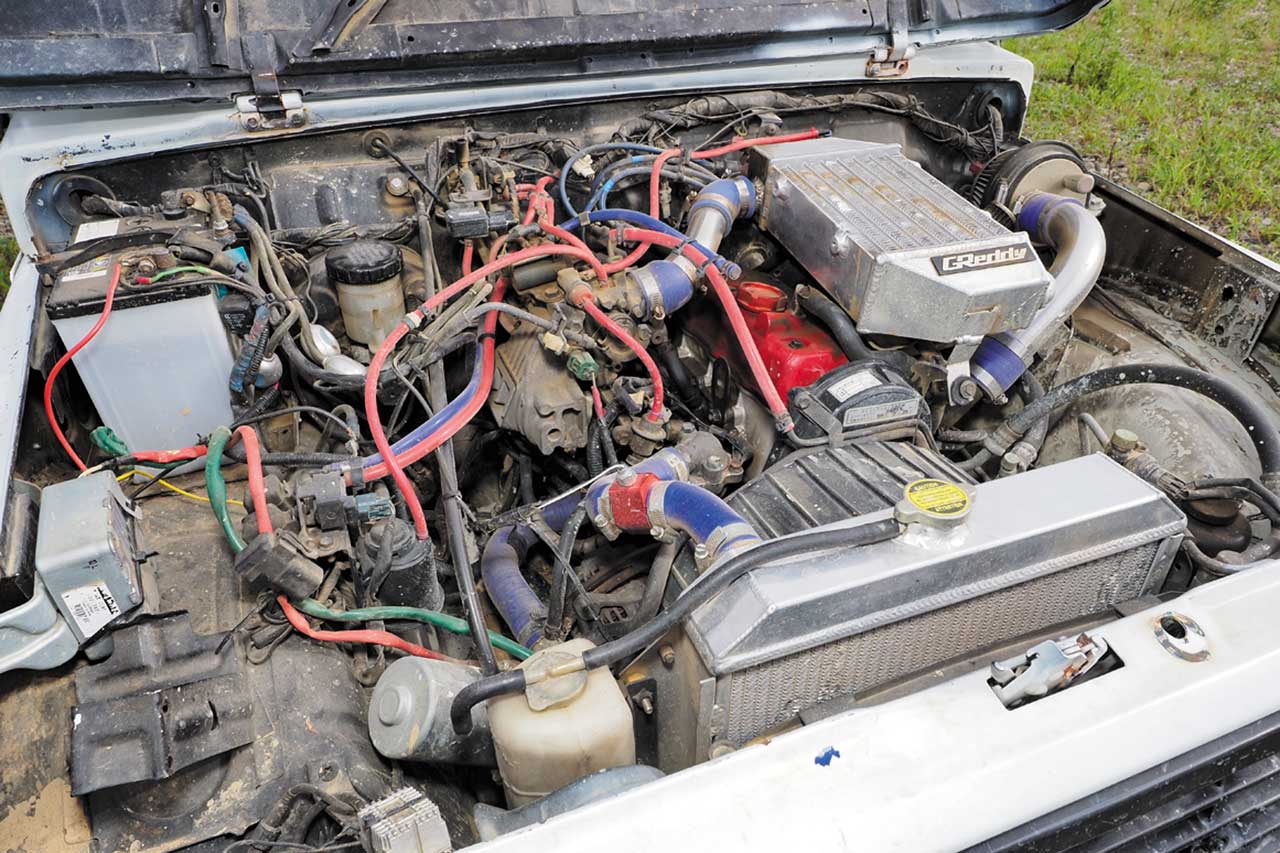 最大出力狙いではなく、レスポンス重視で、補器類メインで作り上げているエンジンルーム。