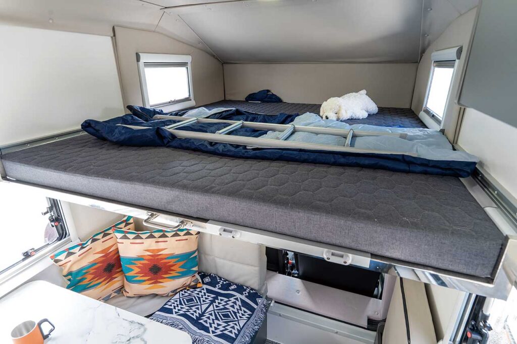 シェルから見た運転席。必要な装備・安全装備が凝縮されている。