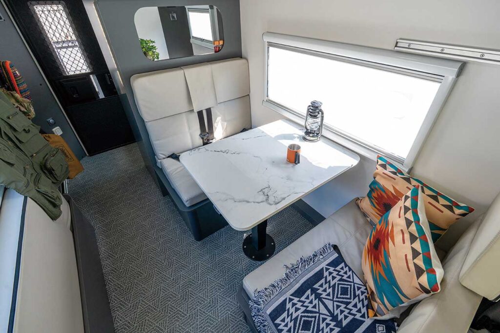 ダイネットには大理石調のテーブルと大きな窓を採用。室内が明るい。