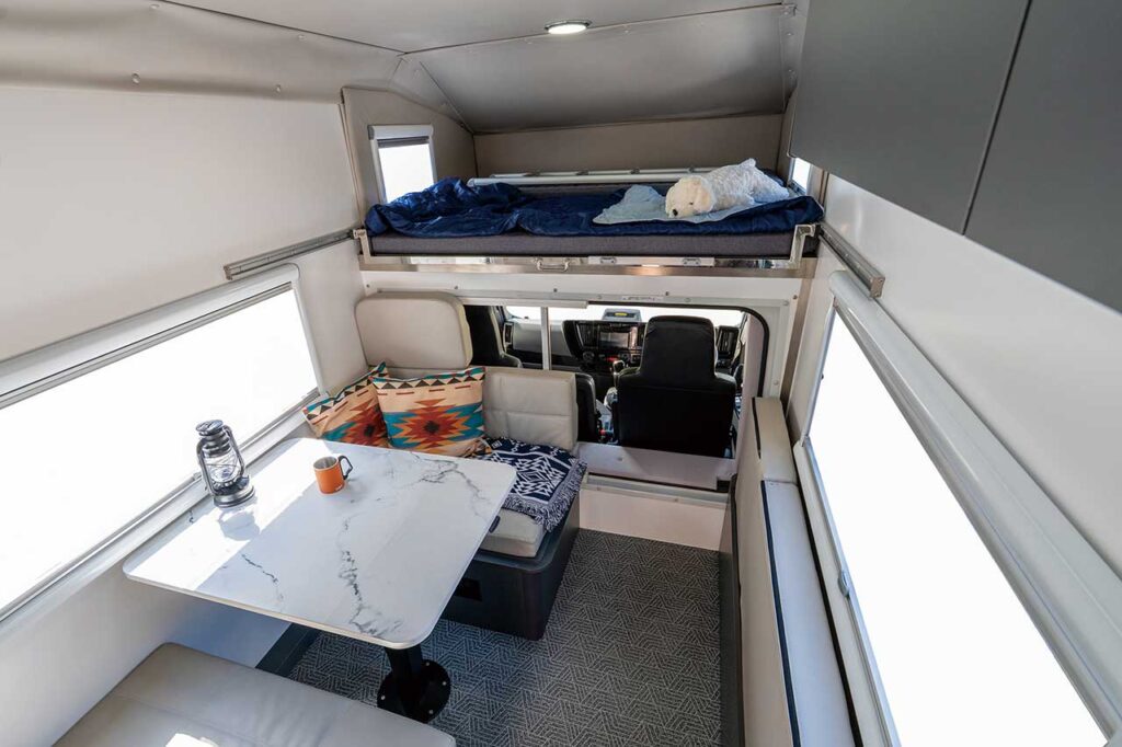 シェルは通路が広く、大きな窓から差し込む明かりで車内が明るい。