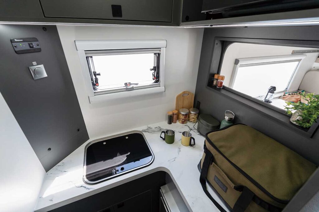 リアエントランスドアを開ければ、左手にギャレーが配置される。