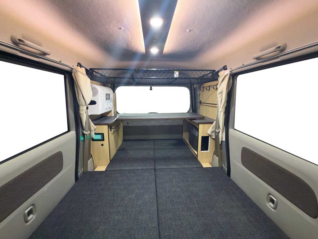 2人がゆっくり寝られる広々設計。フルフラットベッドで、足を伸ばしてゆっくり寝られる。ベット寸法は幅1840㎜×奥行き910㎜を確保。