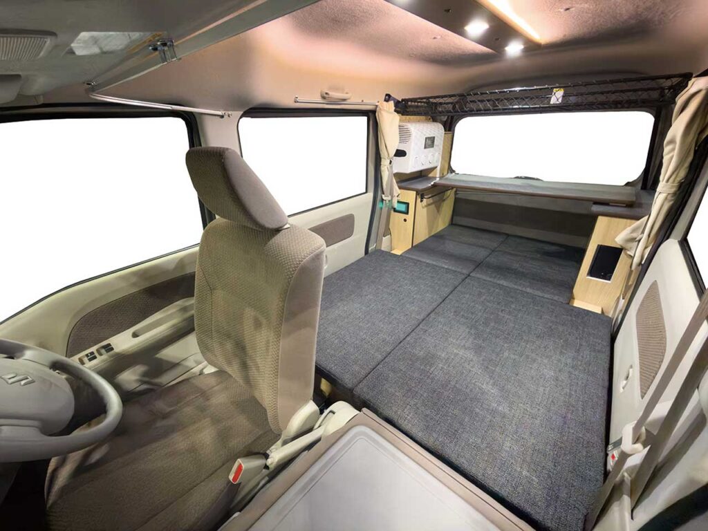 2人がゆっくり寝られる広々設計。フルフラットベッドで、足を伸ばしてゆっくり寝られる。ベット寸法は幅1840㎜×奥行き910㎜を確保。