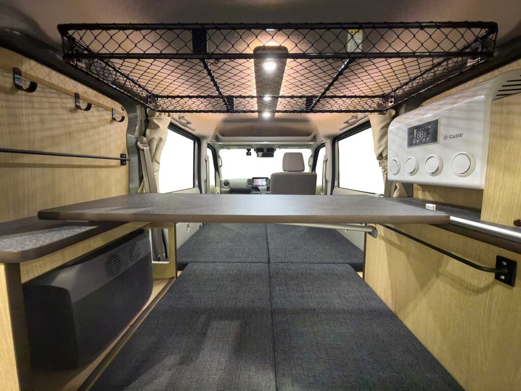 300Ahリチウムイオンバッテリー搭載で12Vエアコンの長時間使用を実現。シンプルな電装でトラブルも軽減。ポータブル電源エコフローデルタ3標準装備。1500Wの出力で100V製品を幅広く使用できる。ルーフネットラックを活用して天井部分に荷物をまとめられる。車内空間を最大限に使えるのがうれしい。