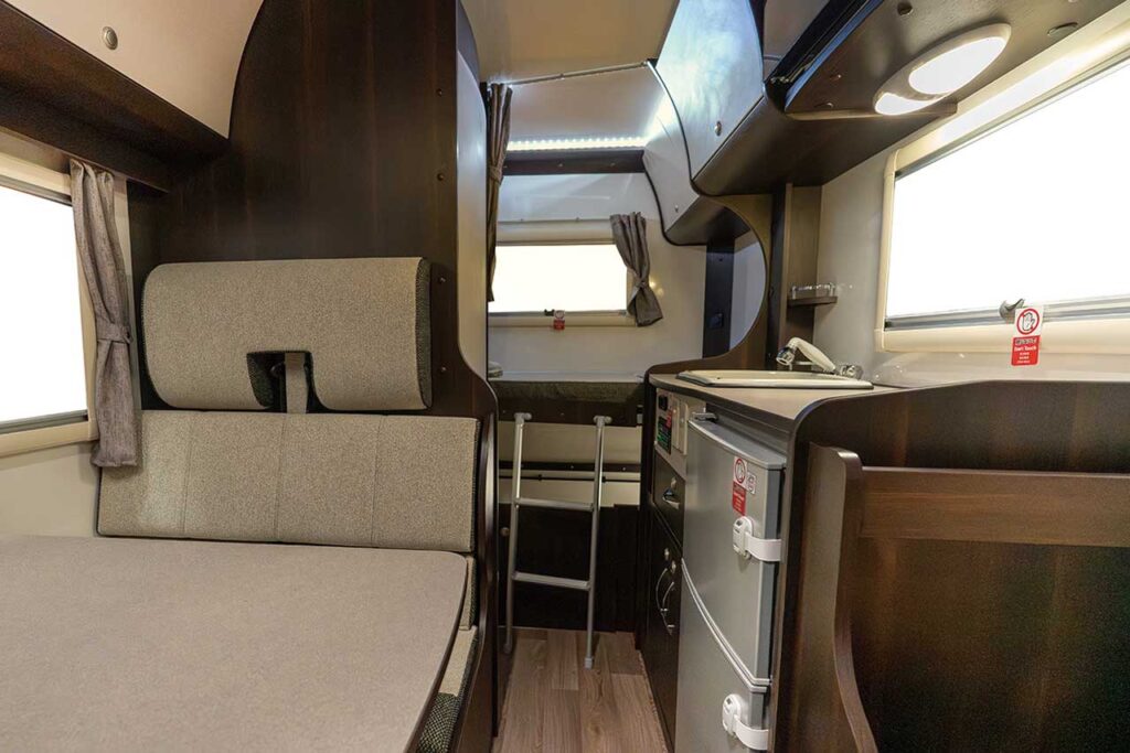 常設可変ベッド搭載! 収納力重視のアップベッドと就寝性重視のダウンベッドを自在に切り替え可能。
(左:ベッド高い状態=下に荷物がたくさん入る。/右ベッド低い状態=ベッド空間最大で使える)