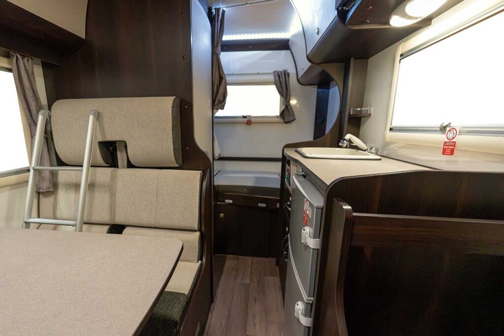 常設可変ベッド搭載! 収納力重視のアップベッドと就寝性重視のダウンベッドを自在に切り替え可能。
(左:ベッド高い状態=下に荷物がたくさん入る。/右ベッド低い状態=ベッド空間最大で使える)