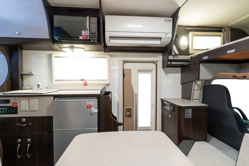 キッチン幅1140mm、家庭用エアコン標準装備、エントランス傘置き収納など充実の快適装備を搭載している