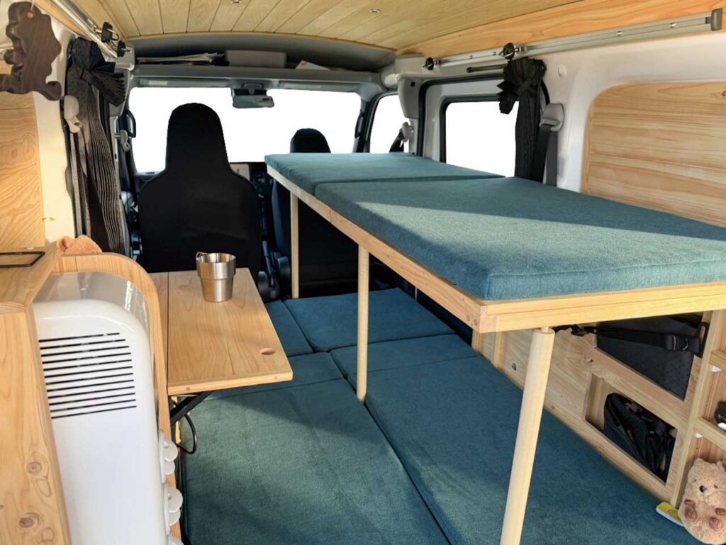 Quokka:2段ベッド展開時の室内全景。3人就寝が可能な広々としたレイアウト。